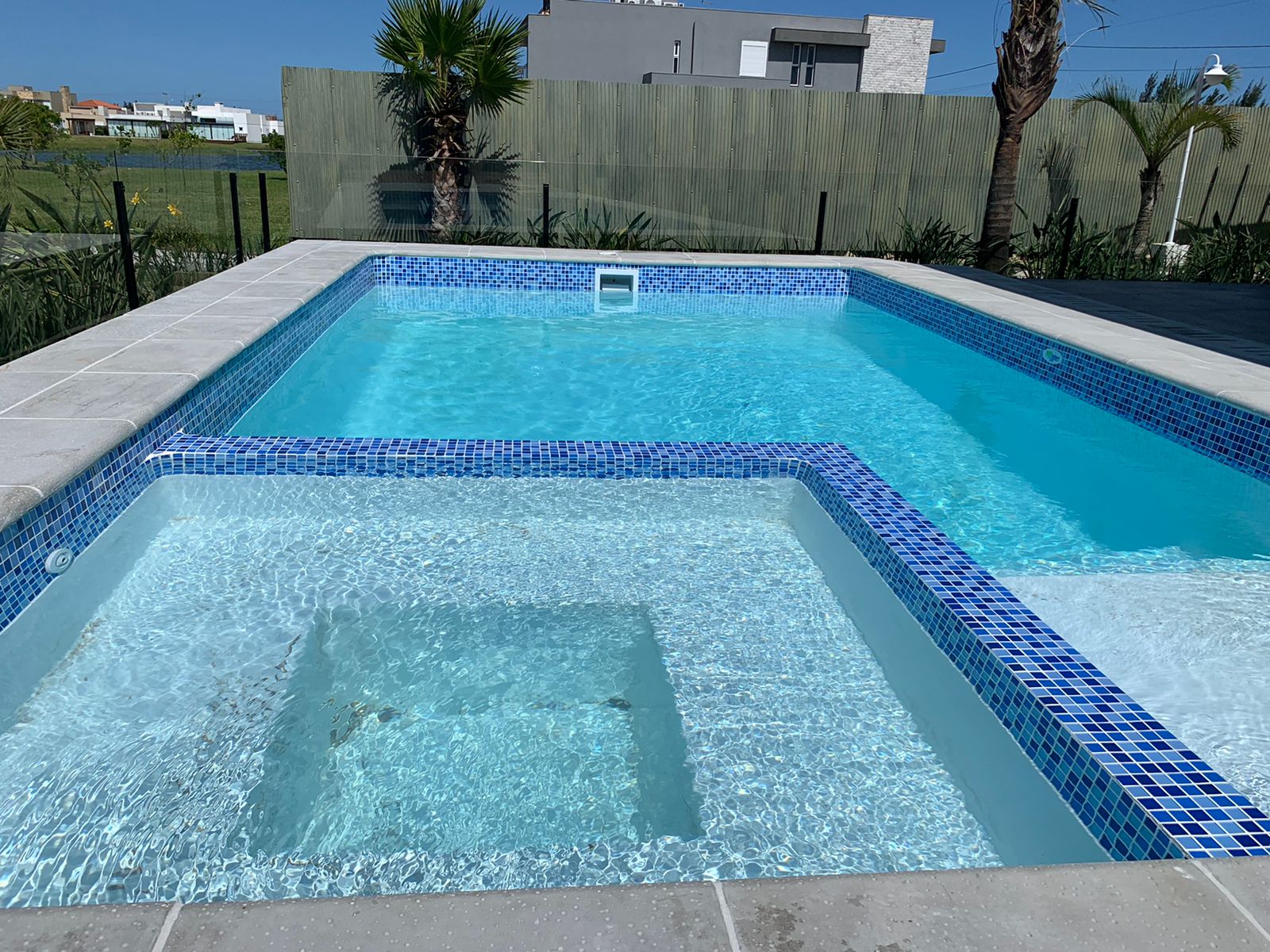 Piscina com spa integrado